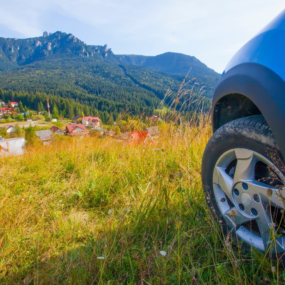 Auto an den Karpaten